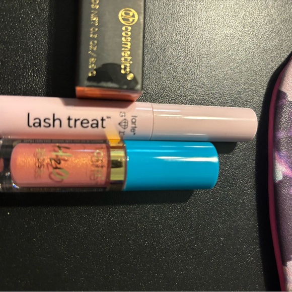 Makeup Lot (Small Makeup Bag with 4 items) - Picture 5 of 7